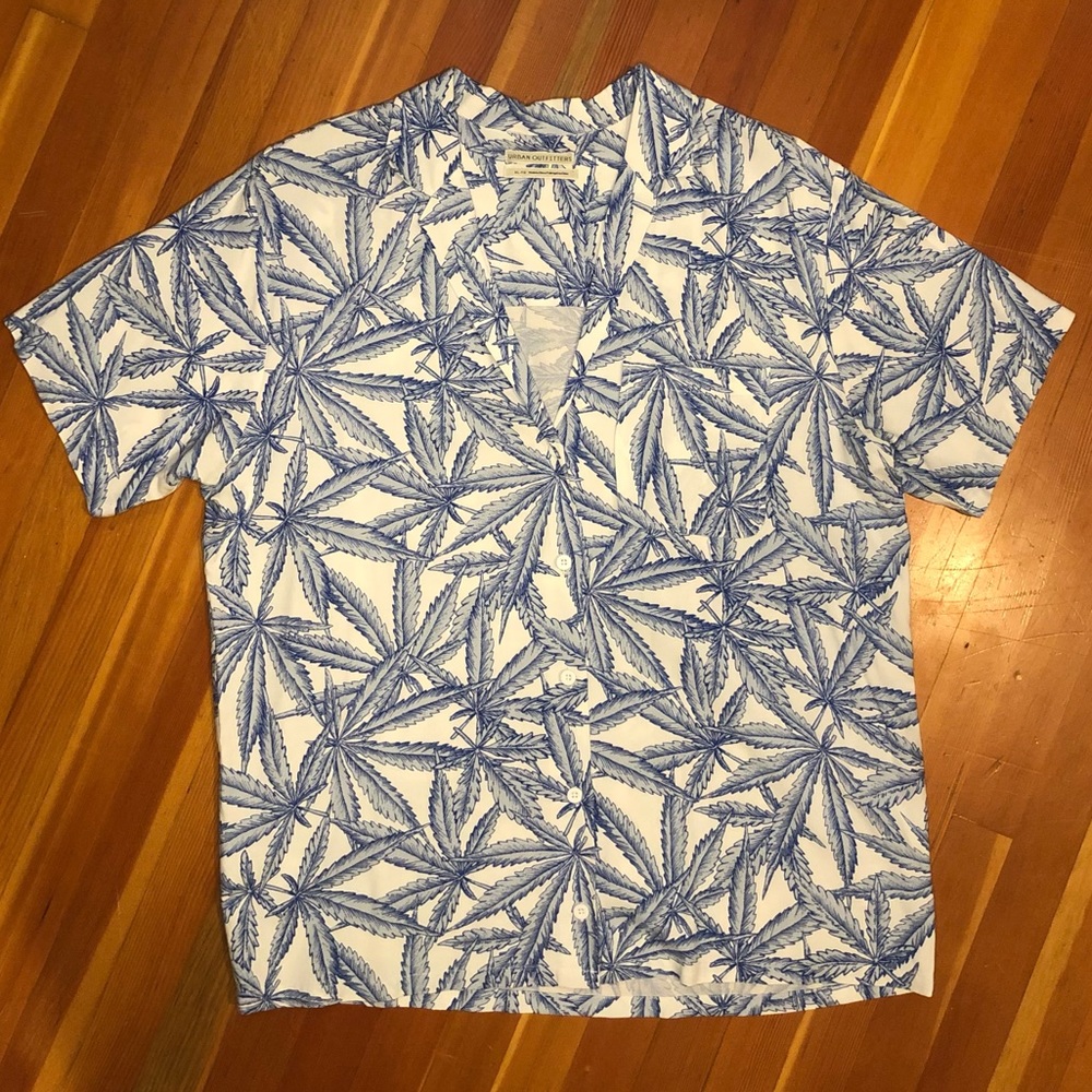Urban Outfitters Trent short sleeve button down shirt XL EUC